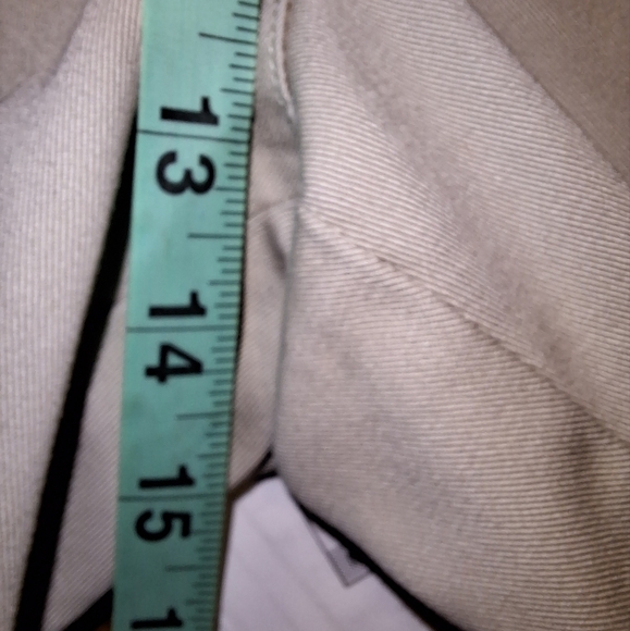 A pair of LL Bean ladies shorts in a size 16. They're pre-loved in great shape. - Picture 7 of 8